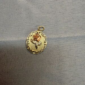 Elegant 14kt Gold Rose Pendant